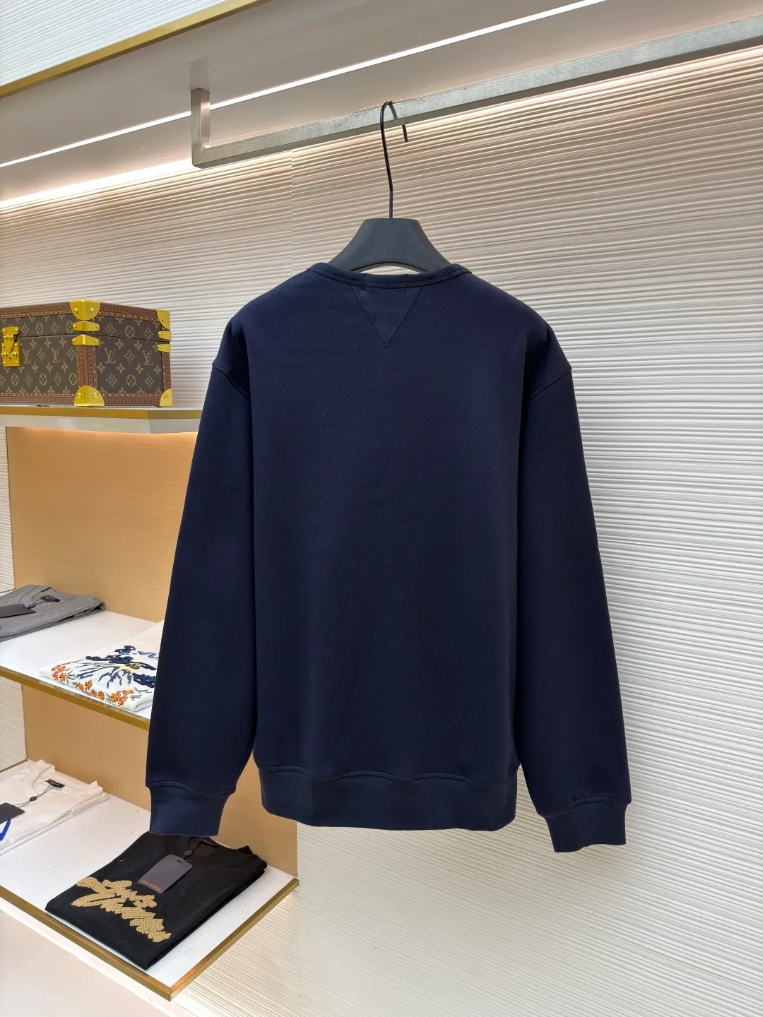 Ralph Lauren logo embroidered sweatshirt ●Original version: Purchased and developed at 1690 ●Item number: 1681542-A15 ●Fabric: Cloud-like honey cotton fleece sweatshirt fabric ●Technology: Made by Hasuo ●Color: Navy blue ●Version: Fitted version ●Weight: about 430 grams ●Size: S-M-L-XL ●Description: Customized cloud-like honey cotton fleece sweatshirt material with a delicate touch and comfortable skin-based tone based on matte gray Comes with a layer of soft light filter. Exquisite indigo pony logo is embellished. It is highly recognizable. It has a breath of freedom and vitality. A symphony of pure and smart colors. It outlines a high-end outline with extreme simplicity. It becomes the smart focus of the vision. Shows taste in silence and adopts imported machine embroidery technology. Uses advanced computer control system and precision mechanical components to realize the iconic pony embroidery operation. High precision. The lines are smooth and delicate, using the Hasuo process. Sewing on a specific machine. The high fastness of Haha thread adds visual effects. It is time-consuming and labor-intensive, and the fabrics are washed. It has a better hand feel and texture. It is not easy to deform, shrink or fade. It maintains long-term beauty. The overall wiring is straight and delicate, the fabric is comfortable and soft, and the color is consistent without color difference. It can be matched with the same style to create a fashionable look and control various occasions. Customized accessories, complete with three standards, same style for men and women!